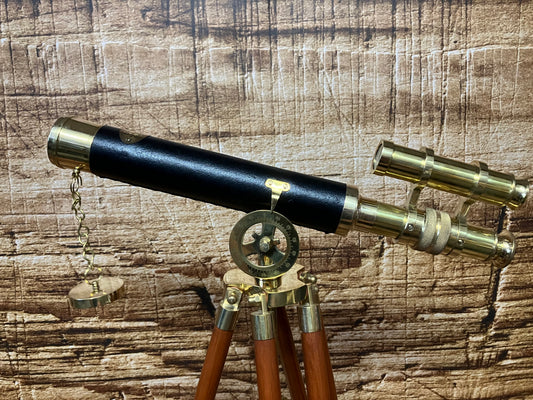 Vintage Messingteleskop auf Holzstativ