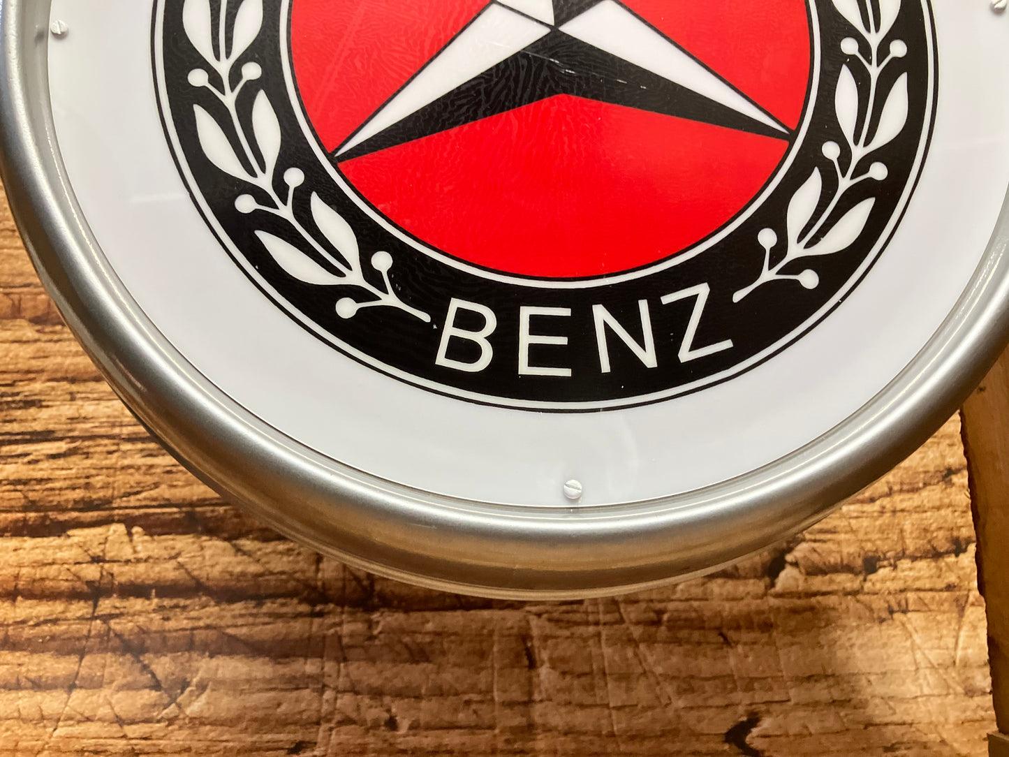 Lichtreclame met Mercedes-Benz opdruk.