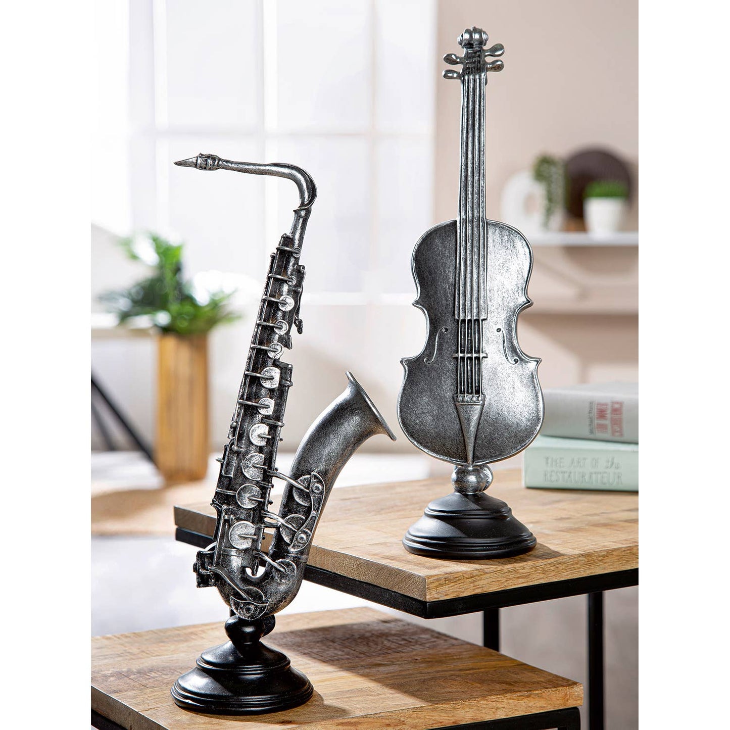 Beeldhouwwerk Cello & Saxofoon 2-sort. zilverkleurig, VE 2: Op basis, antieke afwerking, op ronde basis: 9 x 9,5 x 3,5 cm Cello: 10 x 10 x 36 cm Saxofoon: 14,5 x 10 x 36,5 cm / Zilver / Kunsthars