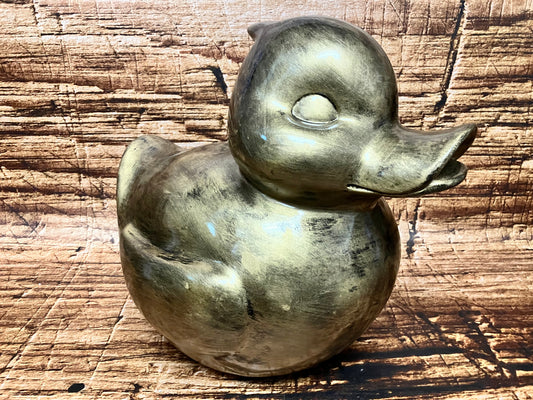 “Gouden decoratief eenden beeldje met geborstelde afwerking en modern minimalistisch design, ideaal voor luxe interieurdecoratie.”