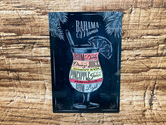 Tropisch decoratief bord met cocktailrecept voor Bahama Mama, inclusief kleurrijke illustratie van een gelaagde cocktail en ingrediënten zoals rum, sinaasappelsap, kokosrum, ananassap en grenadine, op een houten achtergrond met palmbladaccenten.