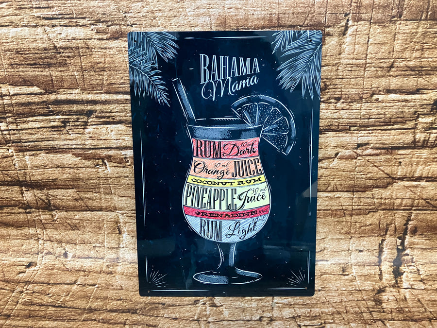 Tropisch decoratief bord met cocktailrecept voor Bahama Mama, inclusief kleurrijke illustratie van een gelaagde cocktail en ingrediënten zoals rum, sinaasappelsap, kokosrum, ananassap en grenadine, op een houten achtergrond met palmbladaccenten.