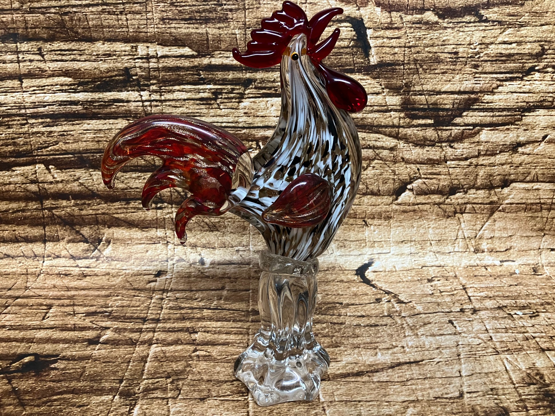 Glazen haan met rode kam en staart, zwart-witte accenten en transparante basis