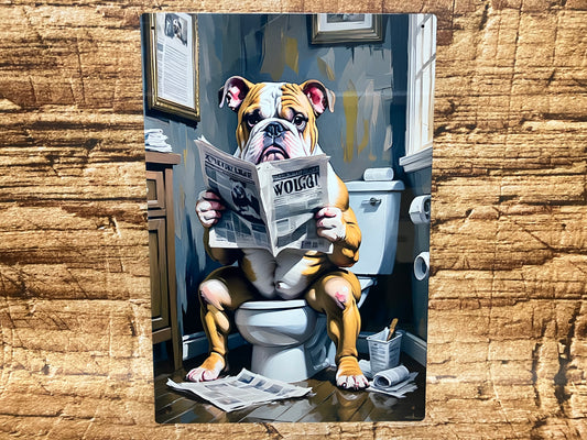 Humoristische illustratie van een bulldog die op een toilet zit en geconcentreerd een krant leest met de titel “WOOF!”. De hond houdt de krant met beide voorpoten vast en heeft een serieuze, bijna menselijke houding. In de badkamer staan een toiletborstel, een toiletrol en liggen verspreide kranten op de vloer. Aan de muur hangen ingelijste foto’s en documenten, waaronder een portret van een bulldog. De scène is kleurrijk en cartoonachtig, wat de komische, mensachtige uitstraling van de bulldog versterkt.