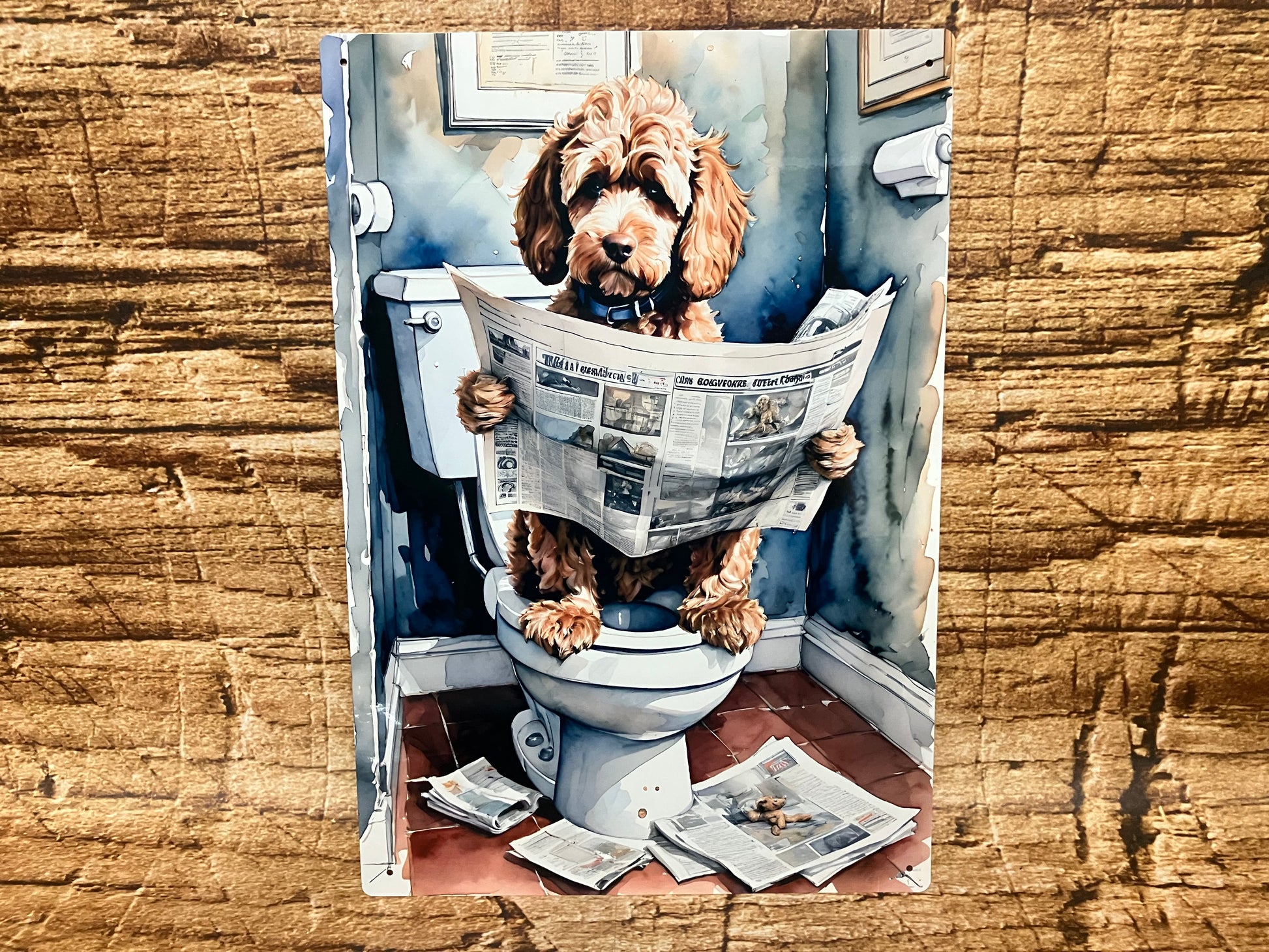 Cartoonachtige illustratie van een hond die op een toilet zit en een krant leest in een badkamer, met toiletpapier aan de muur, tegels op de vloer en verspreide kranten, humoristisch weergegeven in menselijke houding.