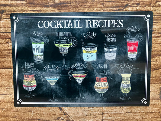 Decoratieve poster met twaalf kleurrijk geïllustreerde cocktails op een zwarte achtergrond, elk voorzien van naam en ingrediënten. De drankjes variëren van klassiekers zoals Mojito, Margarita en Piña Colada tot cocktails als White Russian, Cosmopolitan en Blue Lagoon. De illustraties tonen de verschillende lagen en kleuren van de drankjes, waardoor de poster zowel informatief als visueel aantrekkelijk is — ideaal als wanddecoratie voor een bar, keuken of mancave.