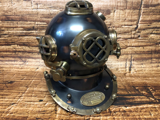 "Vintage U.S. Navy Mark V duikhelm van metaal met messing details, meerdere kijkvensters en plaquette van Morgan Louwen Co. Boston, gebruikt als maritieme decoratie."