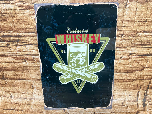 Vintage metalen bord met een zwarte achtergrond en verweerde randen, waarop een glas whisky met ijs staat afgebeeld binnen een driehoekig frame. Voor het glas liggen twee gekruiste sigaren. Boven en onder de illustratie staat de tekst “Exclusive Whiskey Club LA”, waarbij het woord “Whiskey” groot en opvallend in rood‑witte letters is vormgegeven. Het geheel hangt tegen een houten achtergrond en straalt een luxe, klassieke bar‑ of lounge‑sfeer uit.