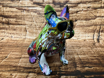 Kleurrijk French Bulldog beeld met abstracte street art patronen en gouden zonnebril, ideaal als moderne decoratie voor urban interieur of mancave.