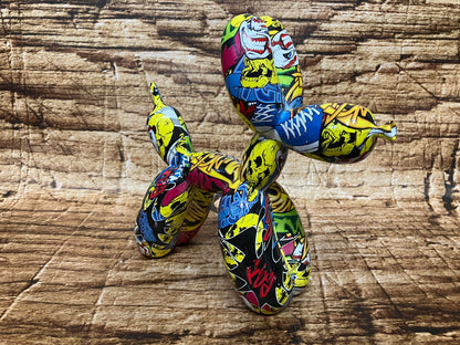 Kleurrijk graffiti balloon dog beeld met street art patronen, ideaal als moderne decoratie voor urban interieur of mancave.