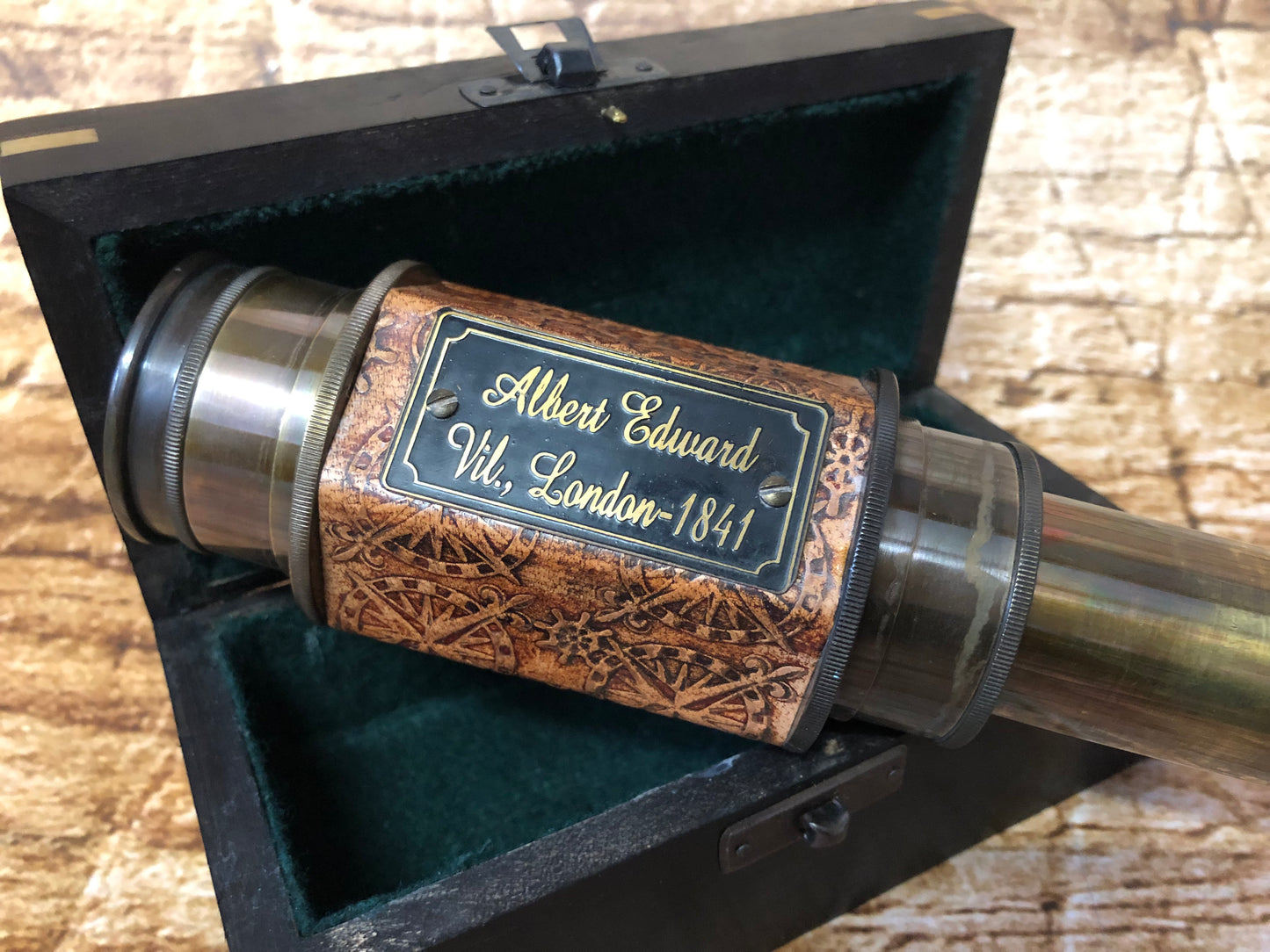 Telescoop Albert Edward in opbergkistje.