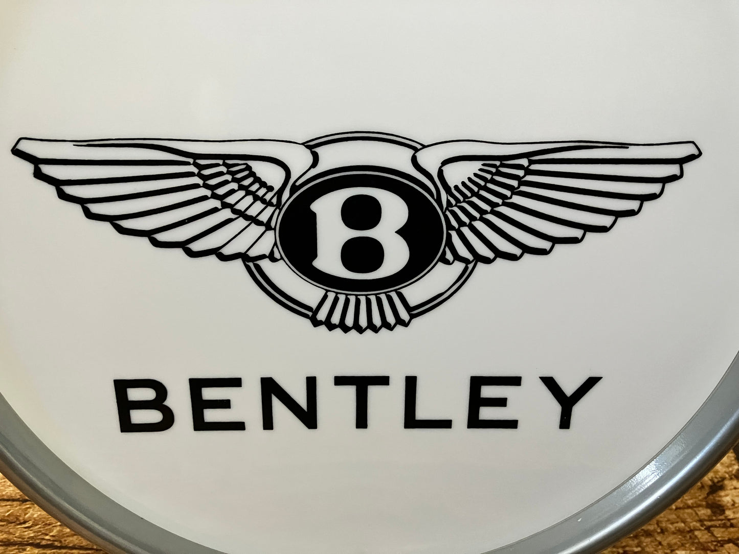 Lichtreclame met Bentley opdruk.