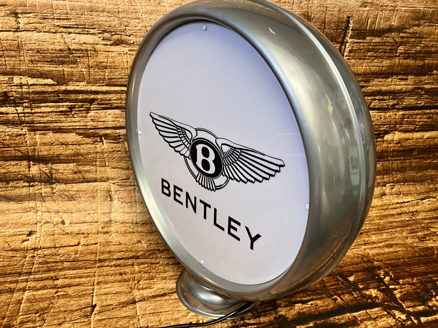 Lichtreclame met Bentley opdruk.