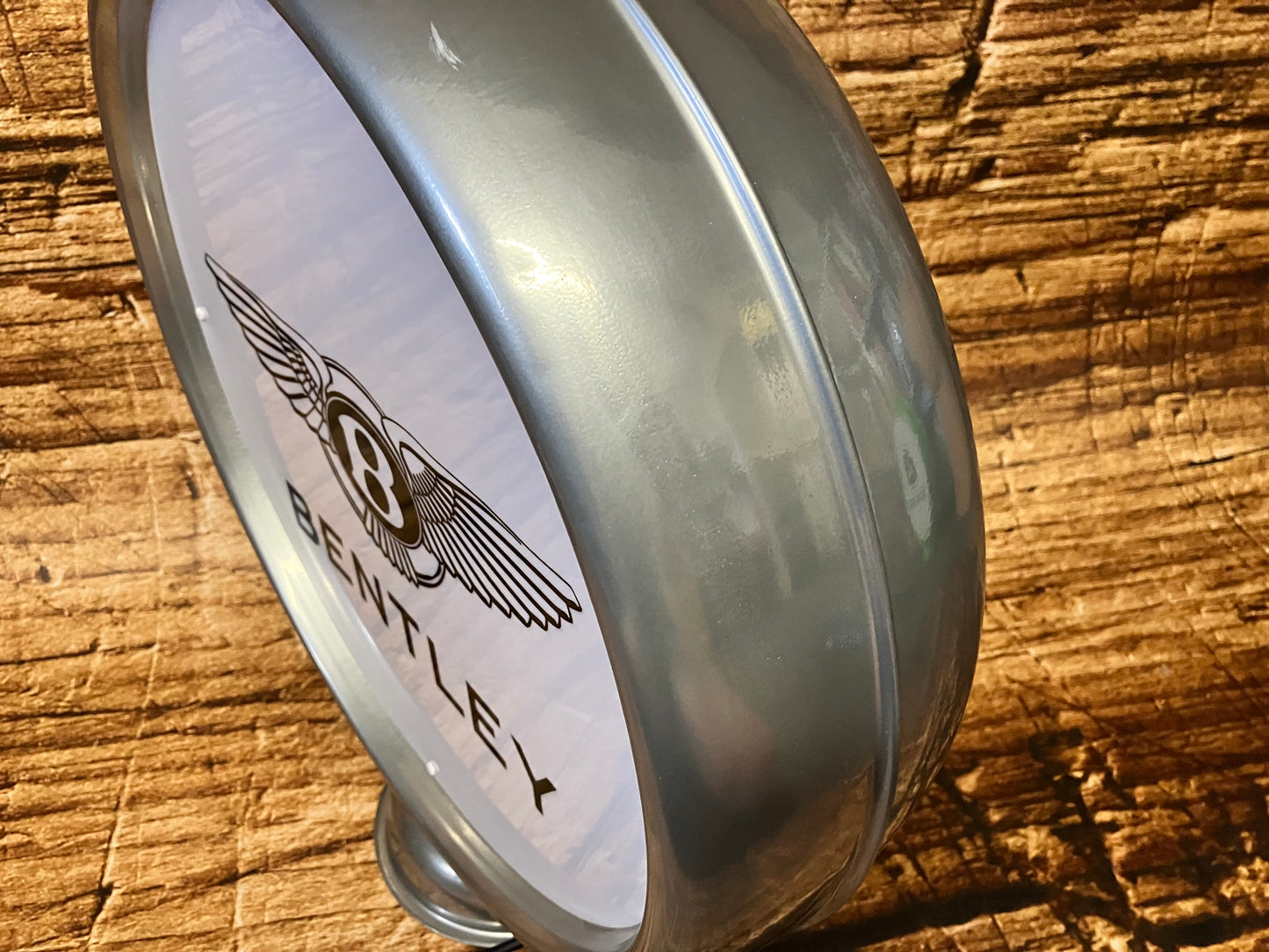 Lichtreclame met Bentley opdruk.
