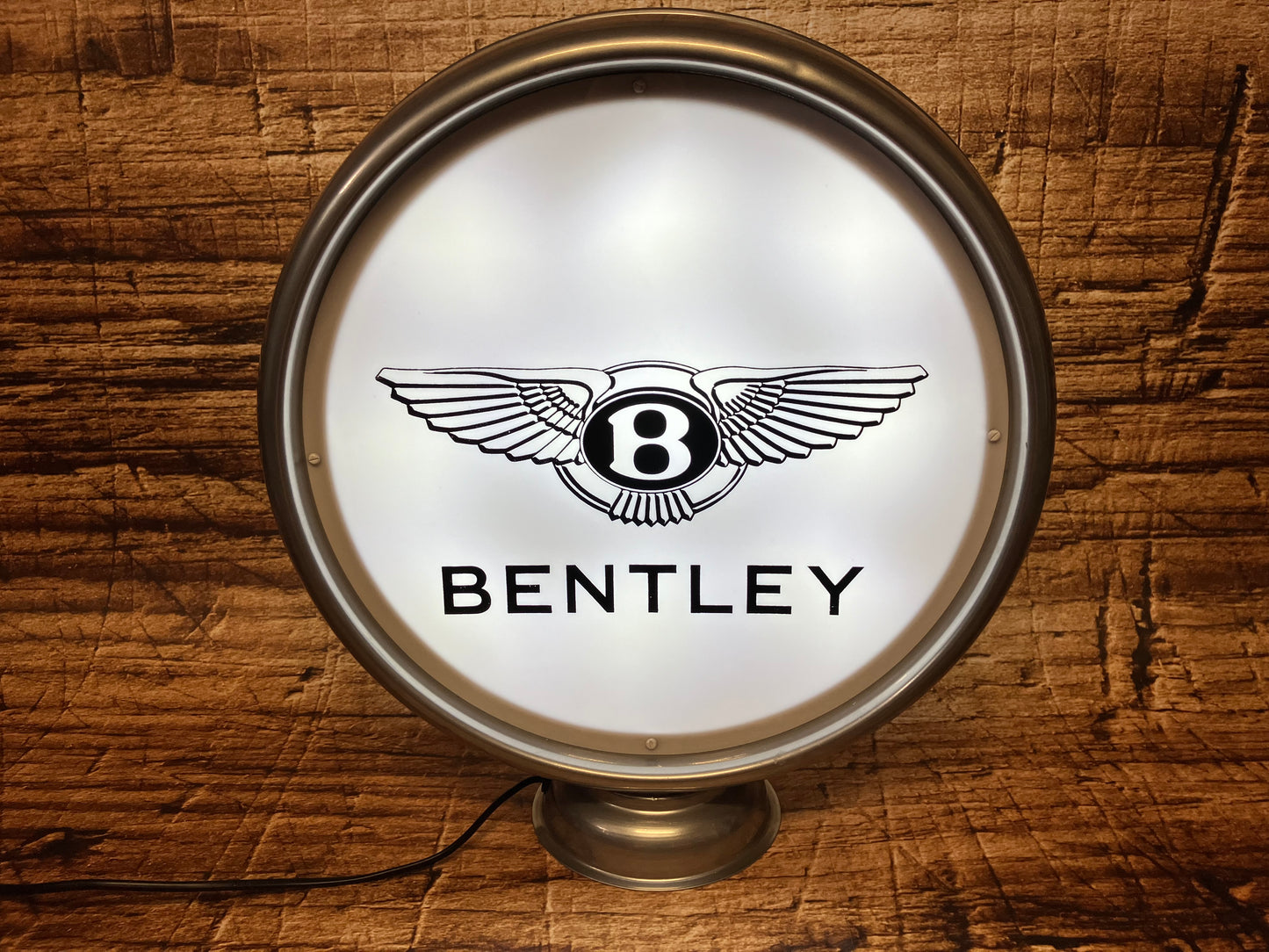 Lichtreclame met Bentley opdruk.