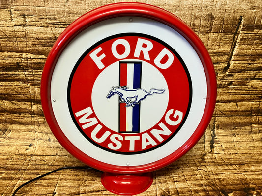Lichtreclame met Ford Mustang opdruk.
