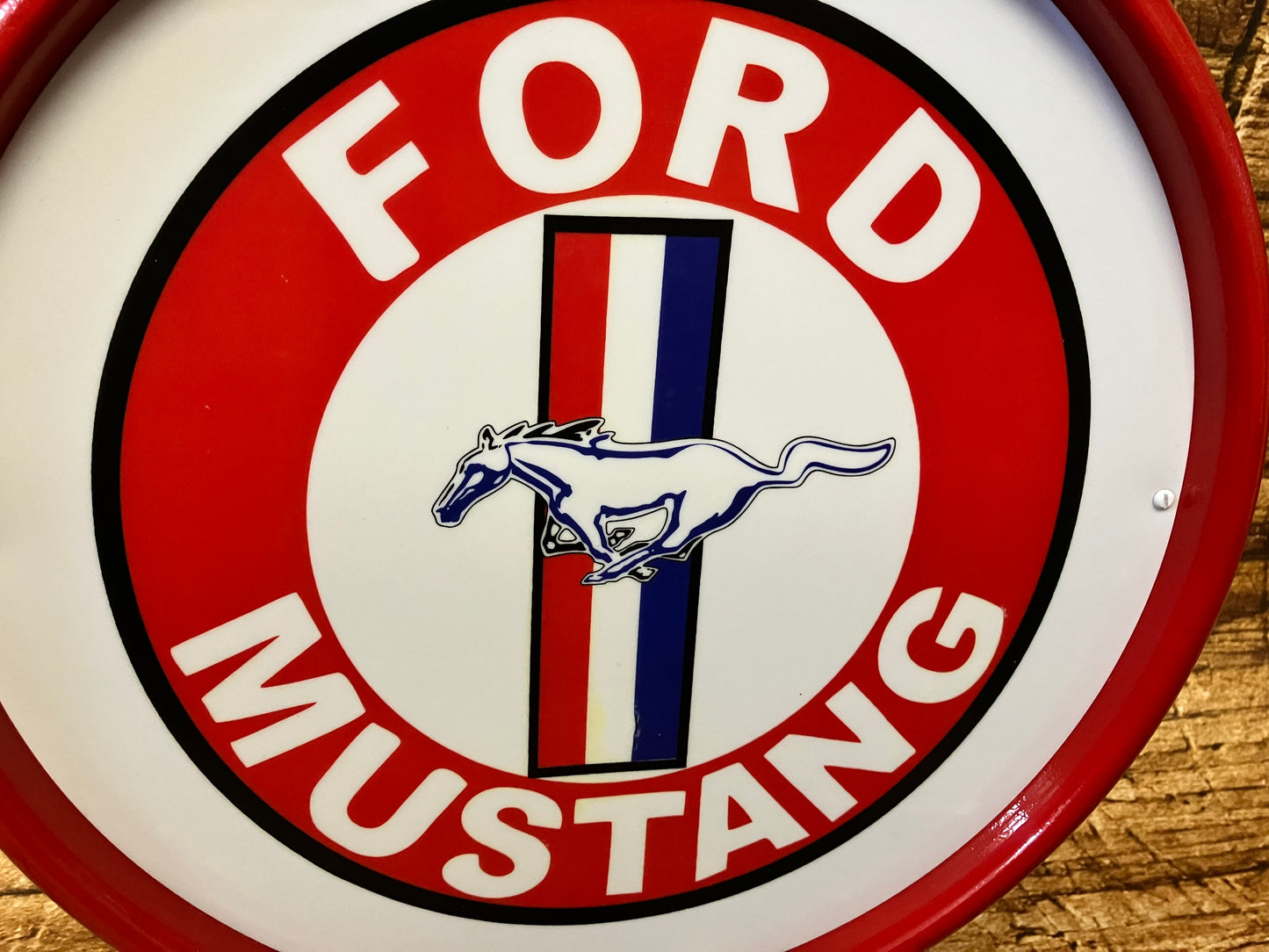 Lichtreclame met Ford Mustang opdruk.