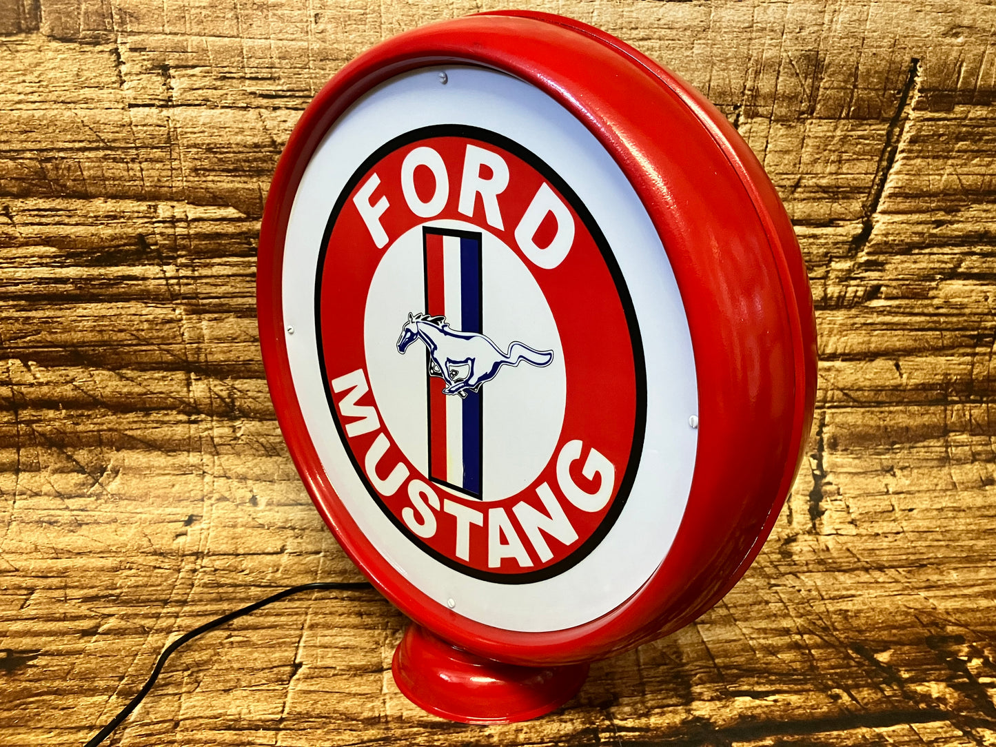 Lichtreclame met Ford Mustang opdruk.