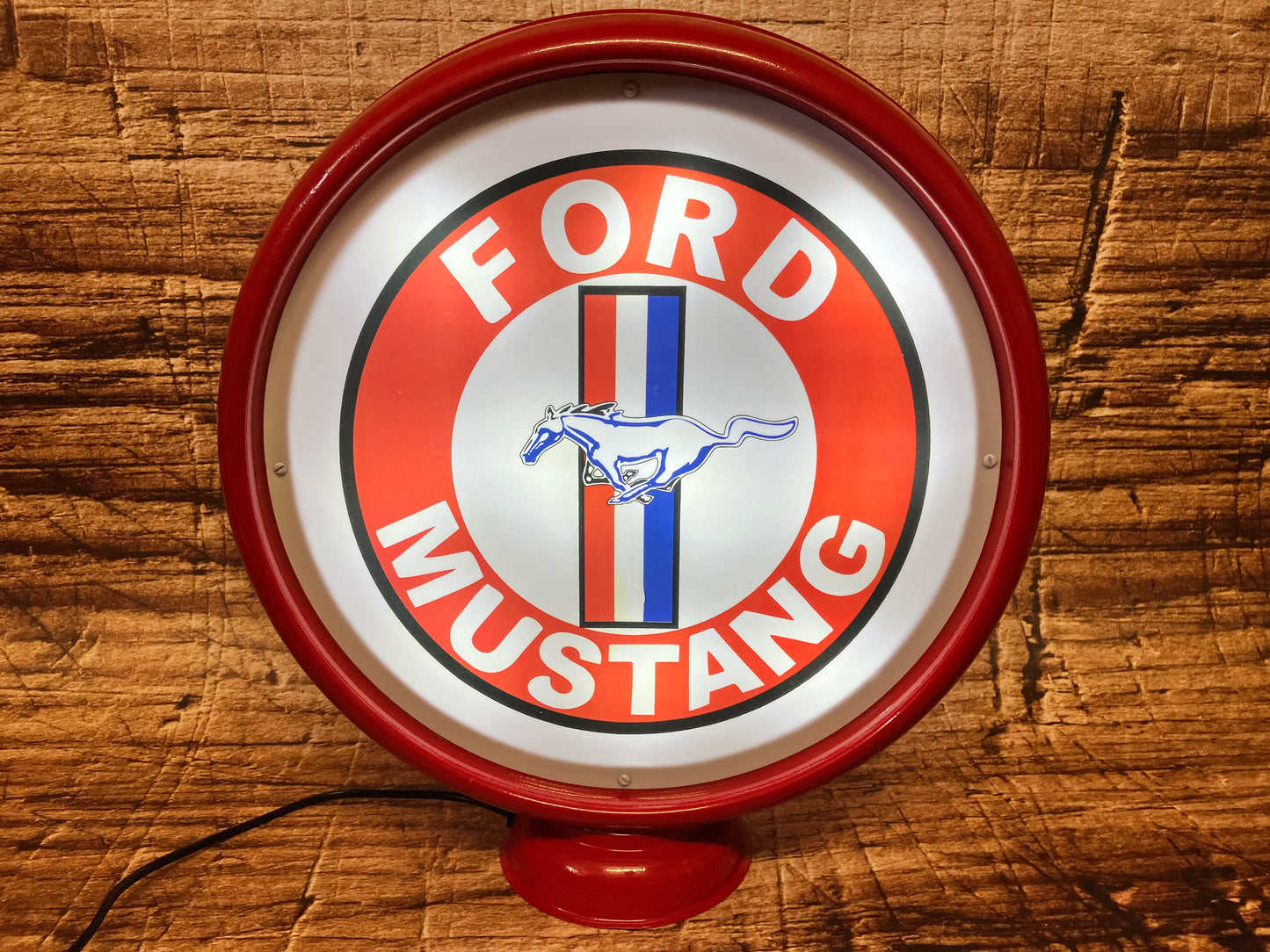 Lichtreclame met Ford Mustang opdruk.