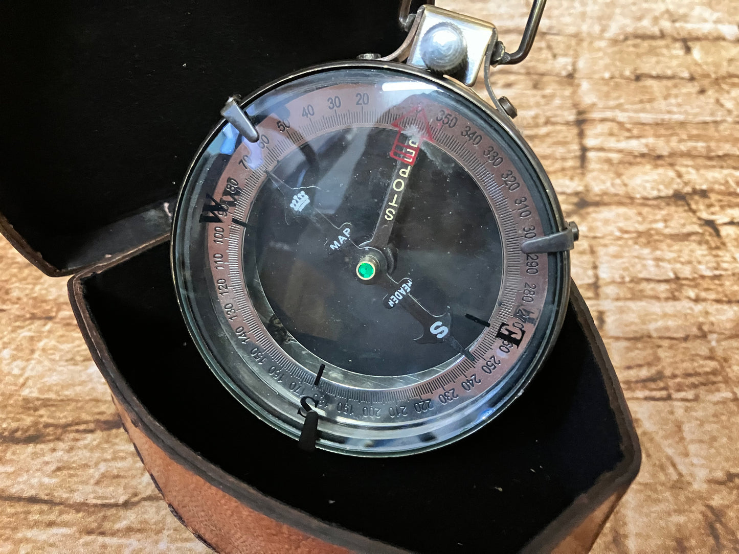 Kompas in lederen etui.