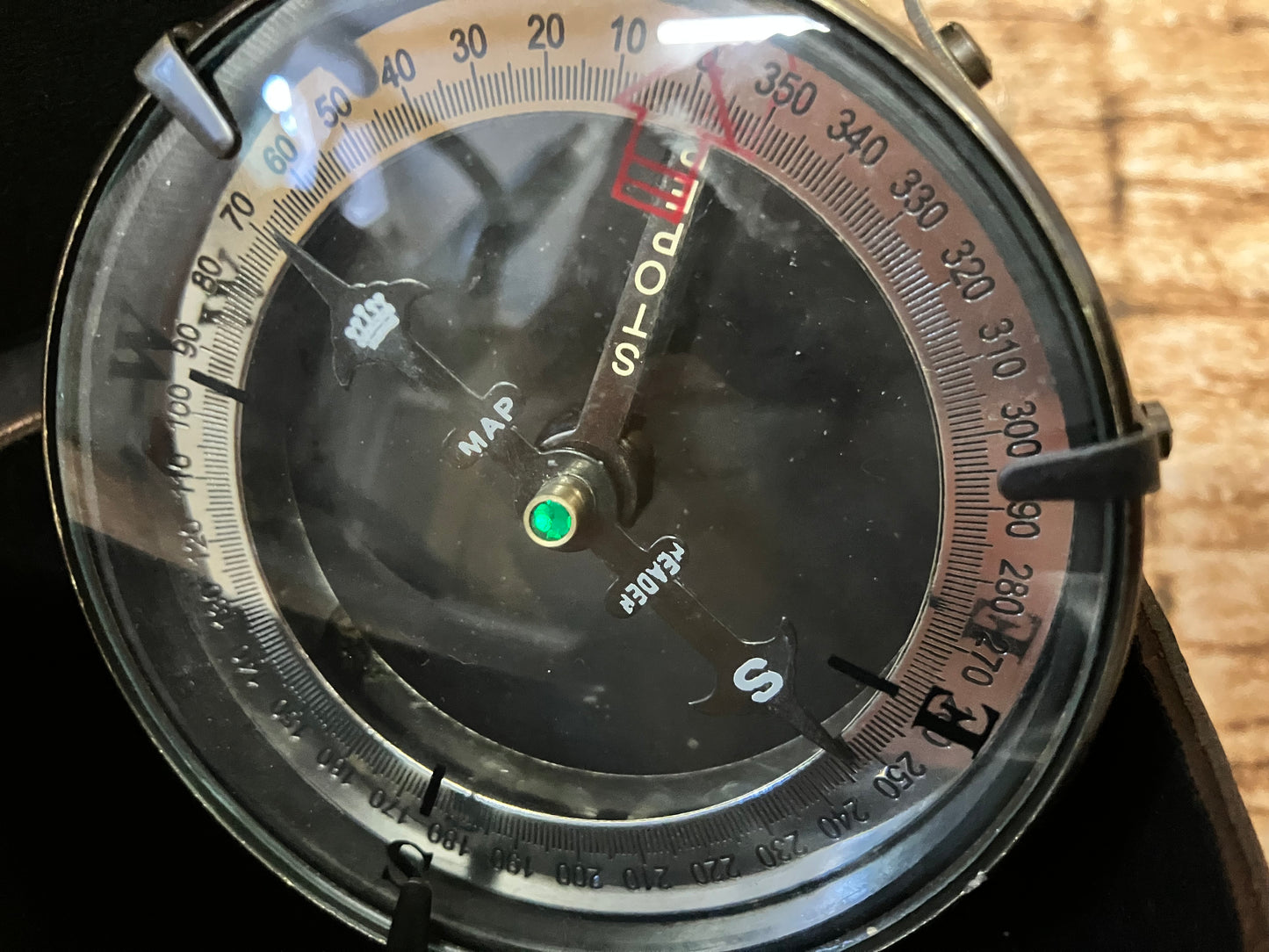 Kompas in lederen etui.