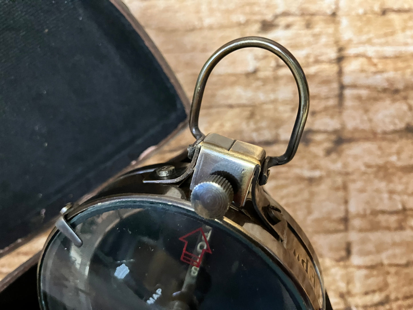 Kompas in lederen etui.