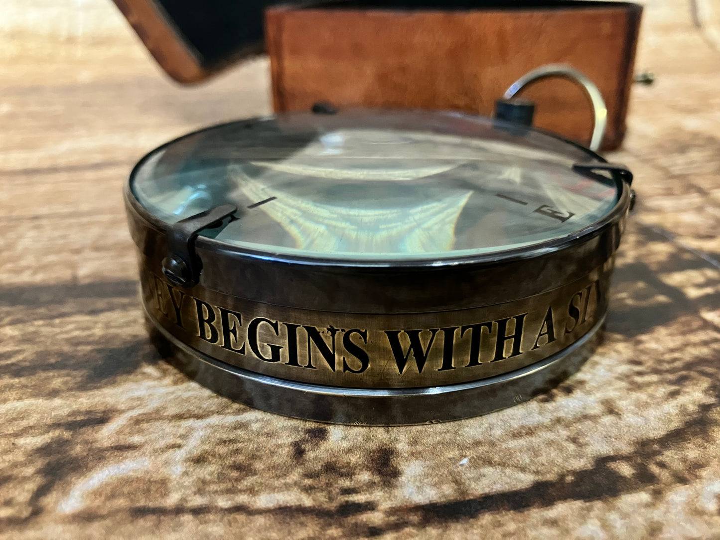 Kompas in lederen etui.