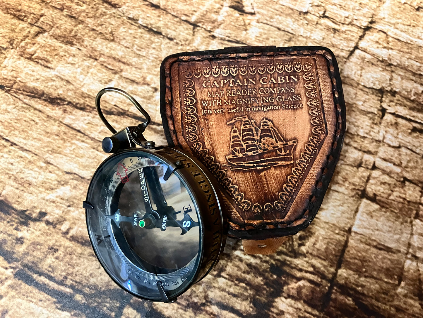 Kompas in lederen etui.