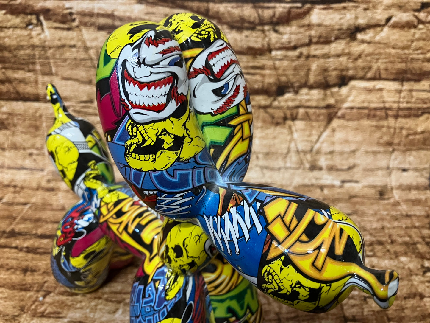 Balloon dog graffiti.