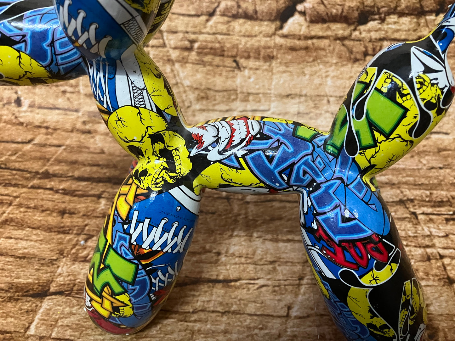 Balloon dog graffiti.