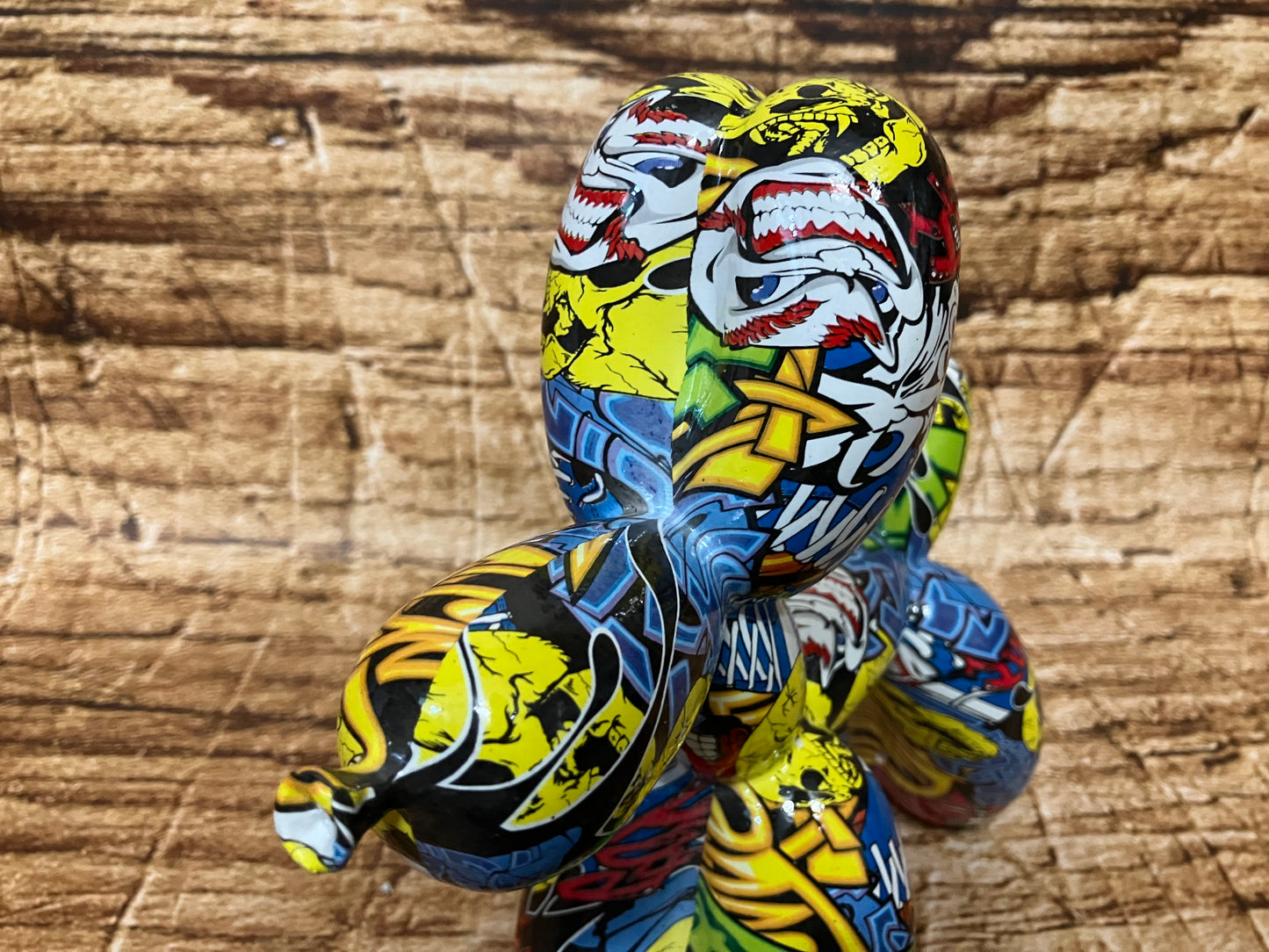 Balloon dog graffiti.