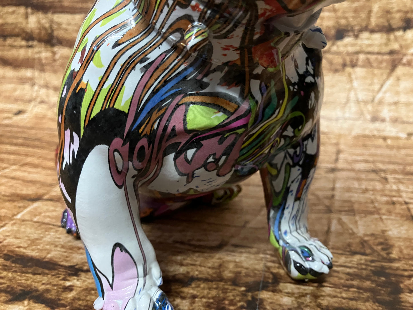 Bulldog graffiti met zonnebril.