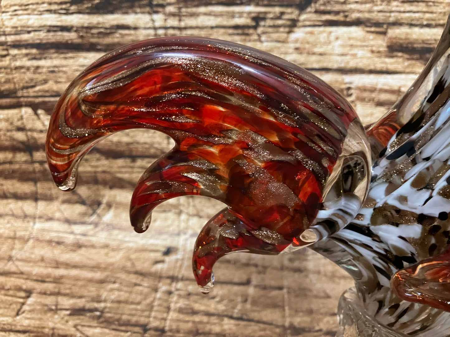 Glazen haan sculptuur