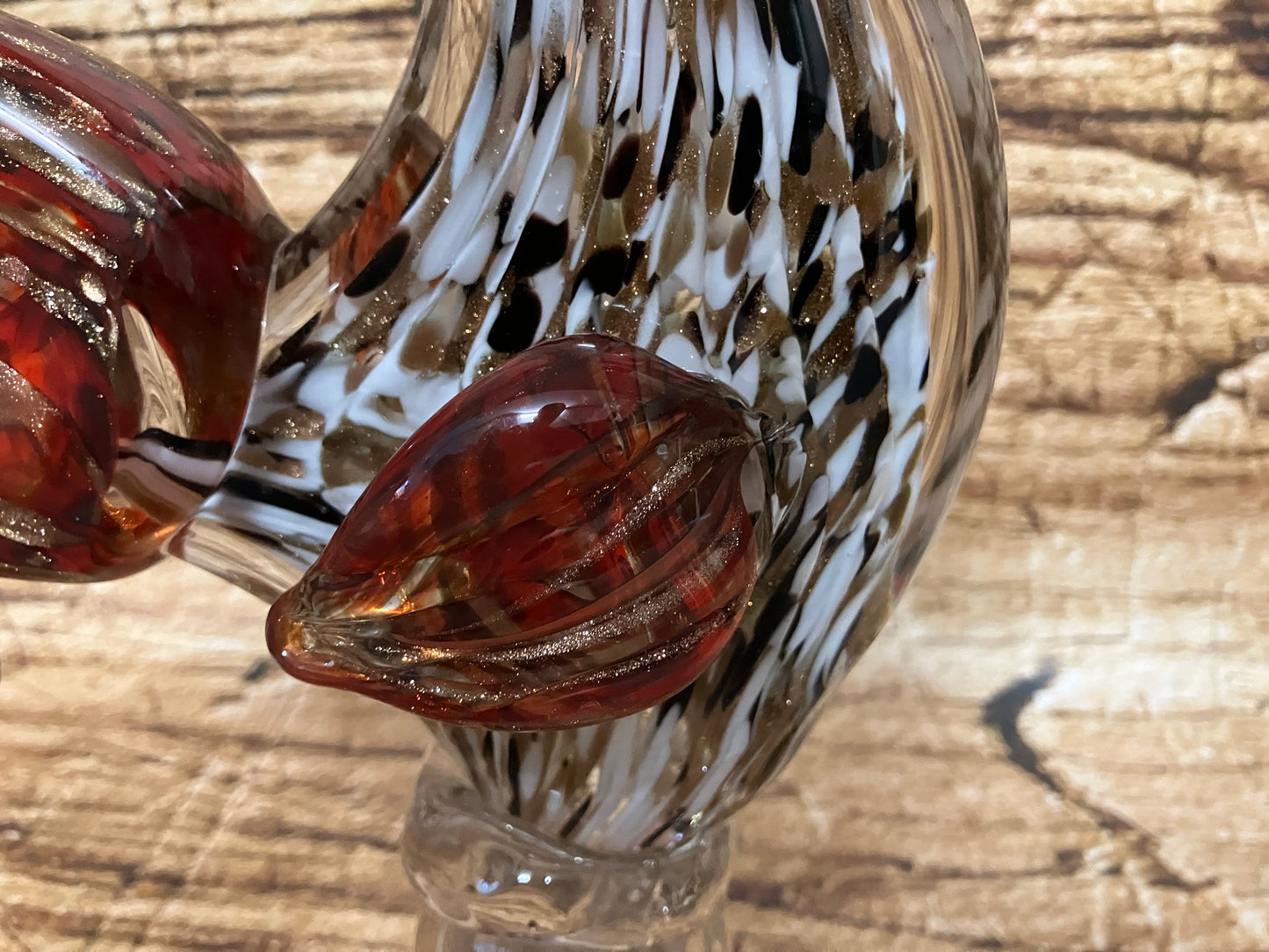 Glazen haan sculptuur