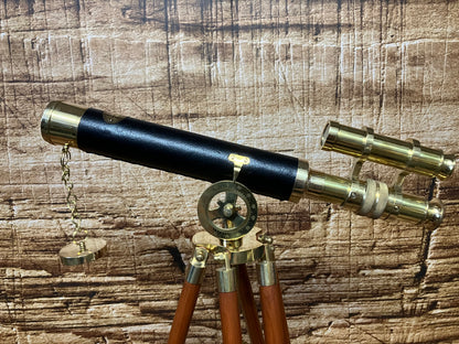 Vintage Messingteleskop auf Holzstativ