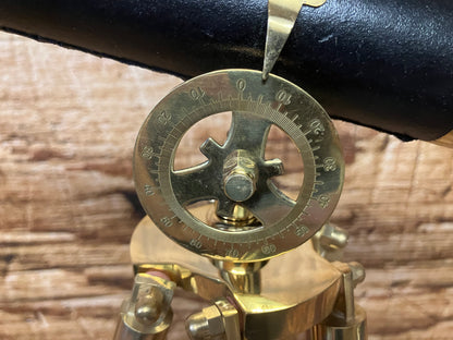 Vintage Messingteleskop auf Holzstativ