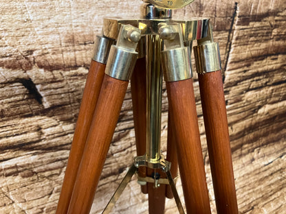 Vintage Messingteleskop auf Holzstativ