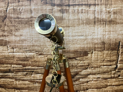 Vintage Messingteleskop auf Holzstativ