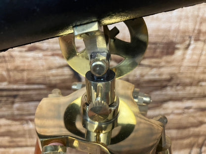 Vintage Messingteleskop auf Holzstativ