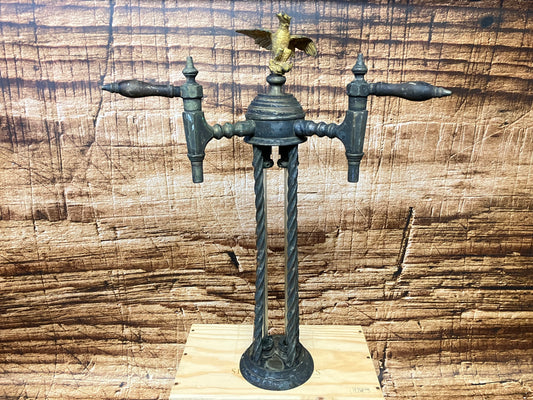 Antieke tapzuil met adelaar