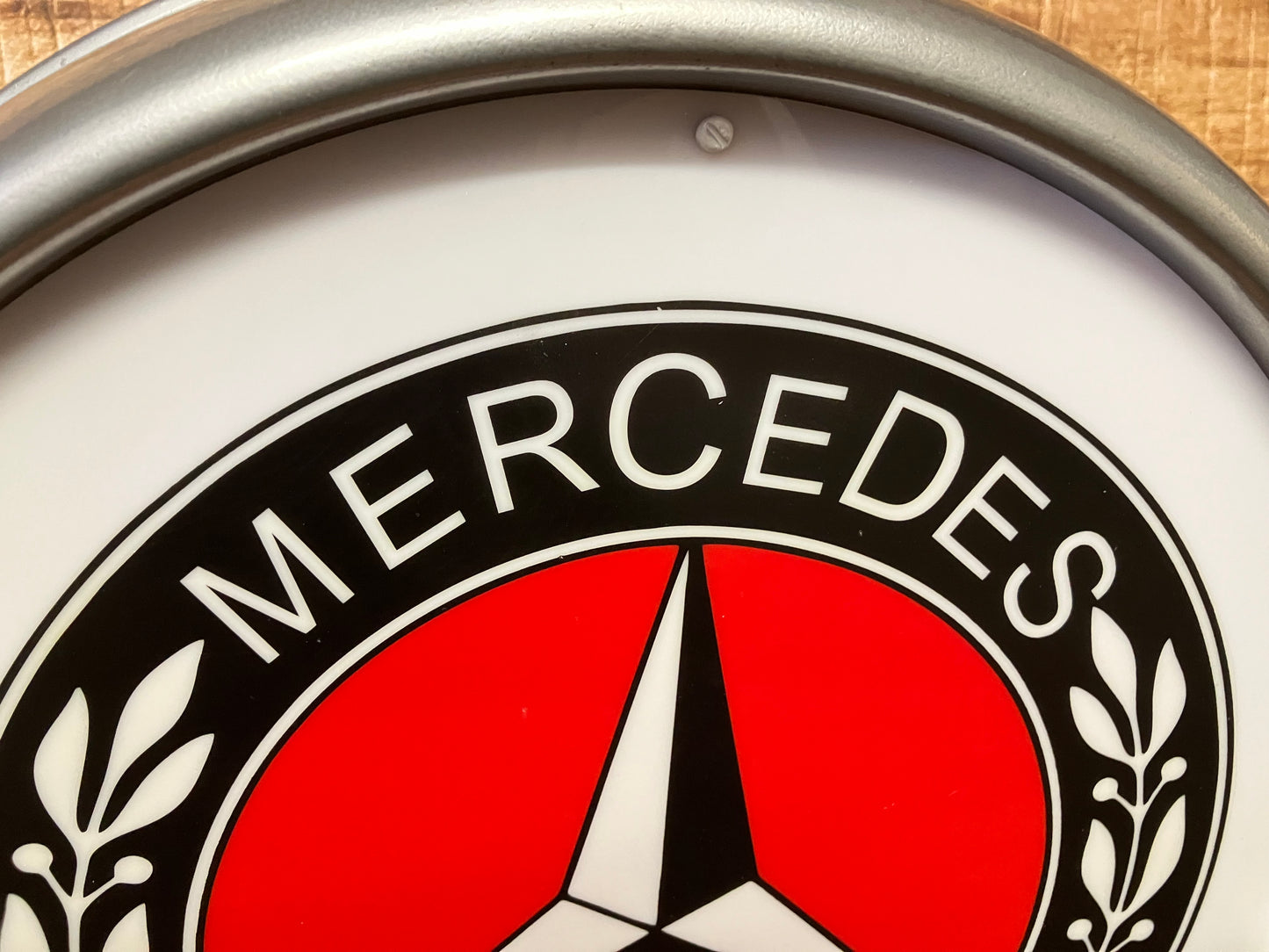 Lichtreclame met Mercedes-Benz opdruk.