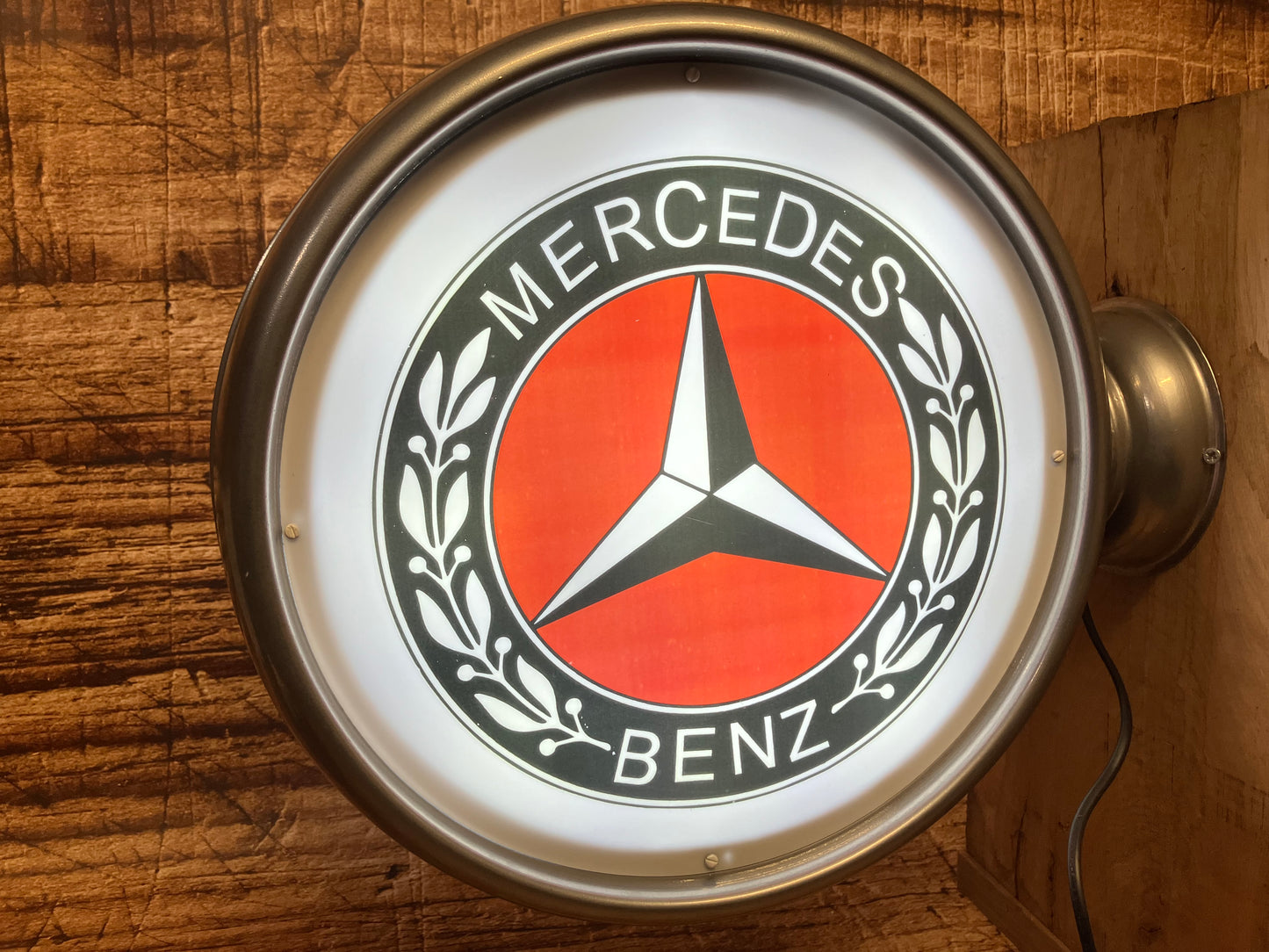 Lichtreclame met Mercedes-Benz opdruk.