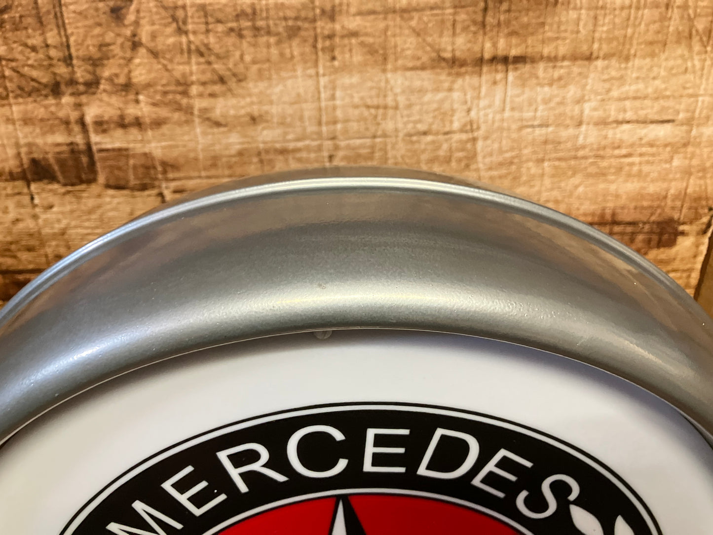 Lichtreclame met Mercedes-Benz opdruk.
