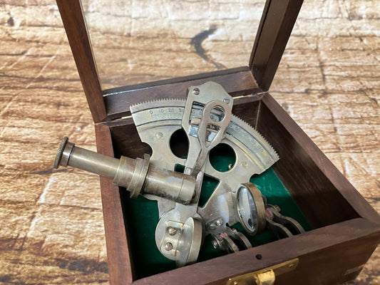 Reisesextant im Aufbewahrungskästchen.