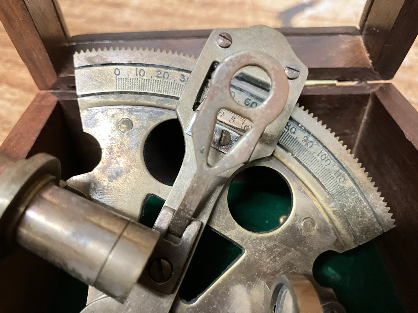 Traveling sextant in opbergkistje.