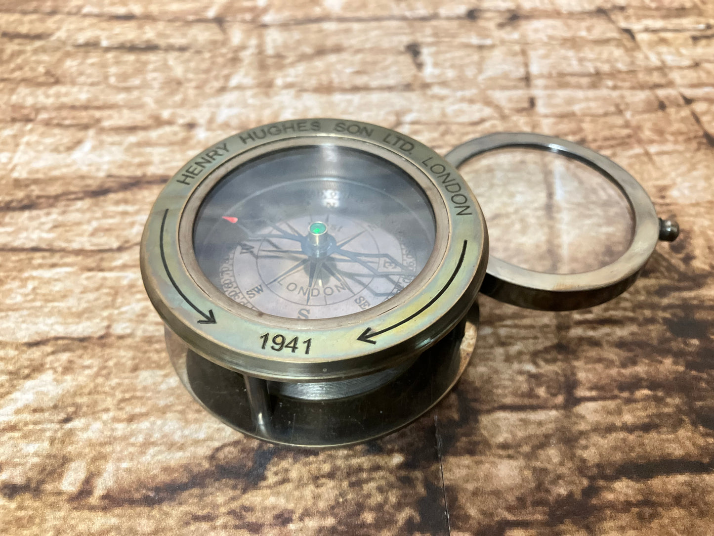 Map kompas met vergrootglas in lederen etui