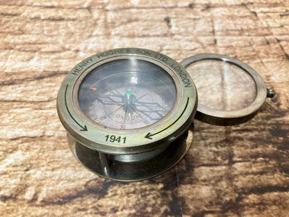 Map kompas met vergrootglas in lederen etui