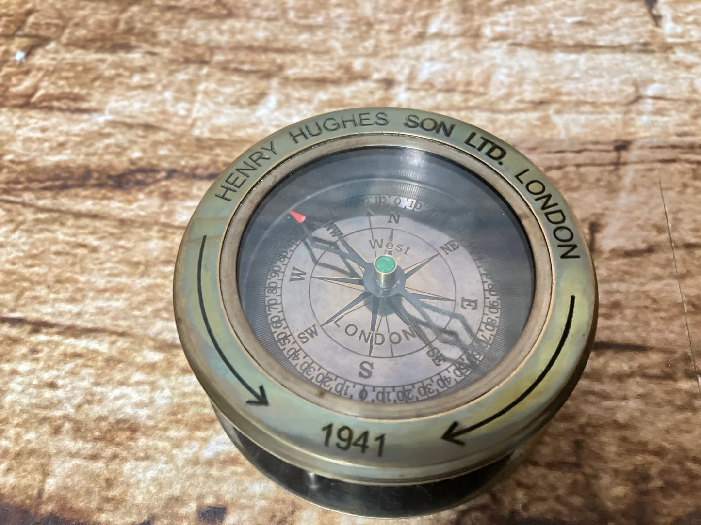 Map kompas met vergrootglas in lederen etui