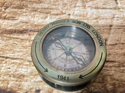 Map kompas met vergrootglas in lederen etui