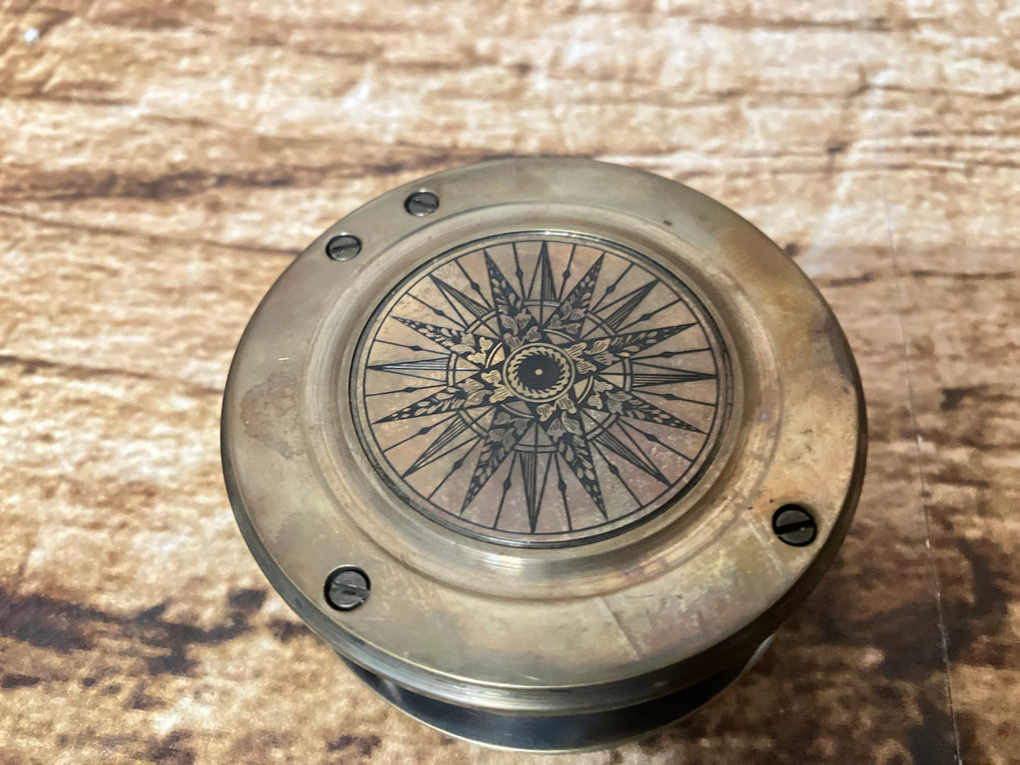 Map kompas met vergrootglas in lederen etui